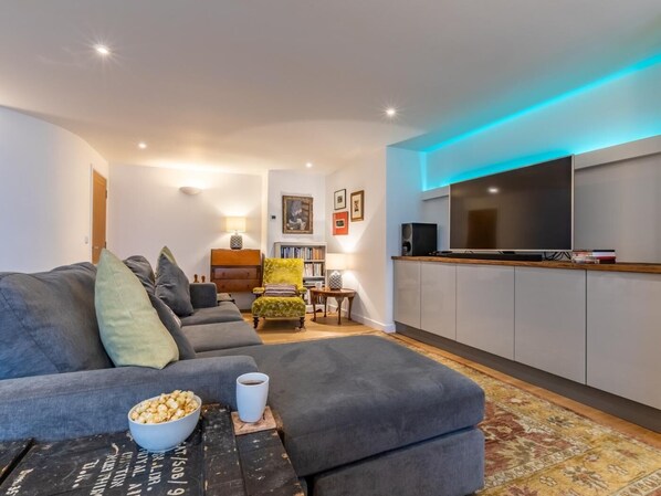 Living area - 5 Bed in Bideford (oc-73612) (Appledore)