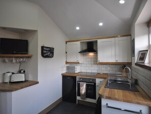 Oven, cookware/dishes/utensils - 1 Bed in Cinderford (oc-73633) (Ruspidge and Soudley)