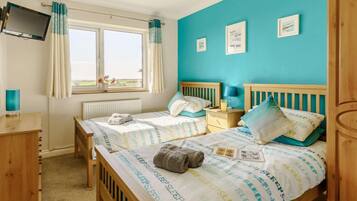 3 bedrooms, travel cot, free WiFi, bed sheets