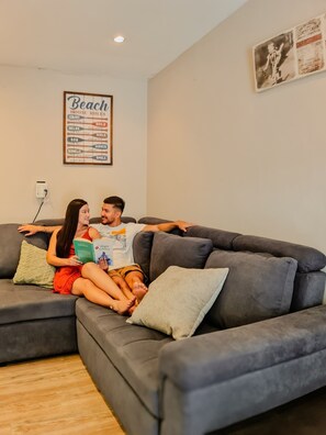 Habitació doble familiar, vistes al jardí | Sala d'estar | Televisor intel·ligent de 50 polzades amb canals digitals 