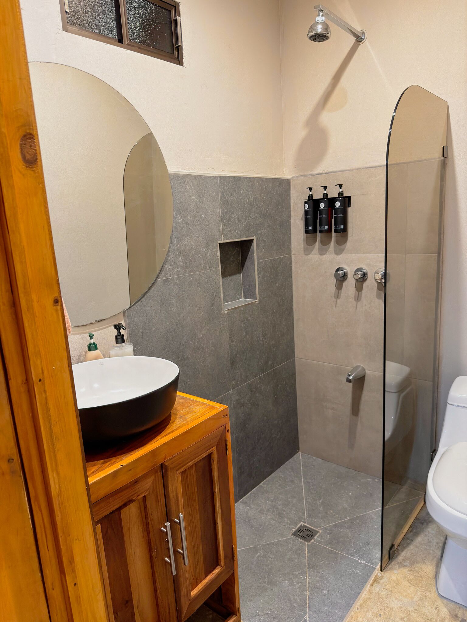Comfort-Apartment, eigenes Bad, Gartenblick | Badezimmer