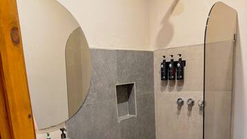Comfort-Apartment, eigenes Bad, Gartenblick | Badezimmer