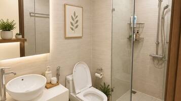 Baignoire à jets, sèche-cheveux, bidet, serviettes fournies
