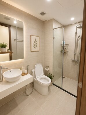 Baignoire à jets, sèche-cheveux, bidet, serviettes fournies