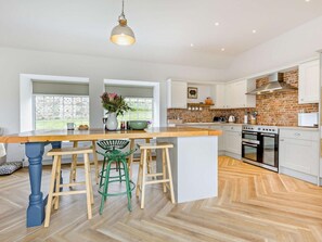 Oven, dishwasher, high chair, cookware/dishes/utensils - 3 Bed in Kirriemuir (oc-75284) (Kirriemuir)