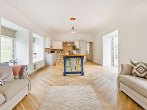 TV, fireplace - 3 Bed in Kirriemuir (oc-75284) (Kirriemuir)