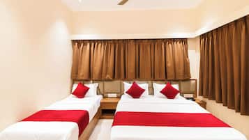Superior Triple Room, Air conditioning | Hypo-allergenic bedding, desk, soundproofing, free WiFi