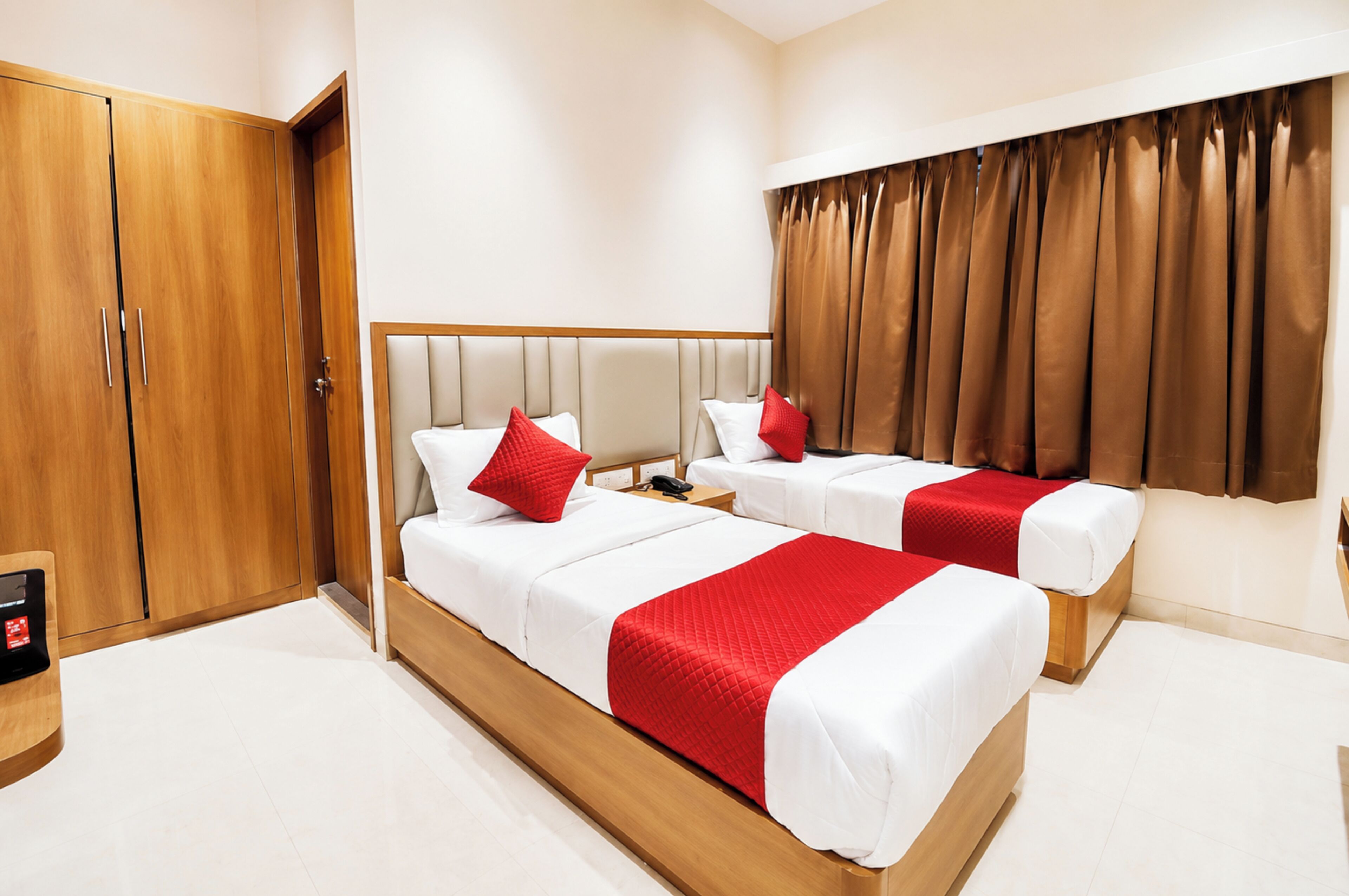 Habitación superior con 2 camas individuales, Aire acondicionado | Ropa de cama hipoalergénica, escritorio, sistema de insonorización
