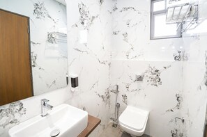 Shower, rainfall showerhead, slippers, towels - Hotel Ascent Star Inn Mumbai (Mumbai)