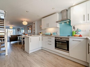 Oven, dishwasher, high chair, cookware/dishes/utensils - 2 Bed in Newquay (oc-75578) (Newquay)