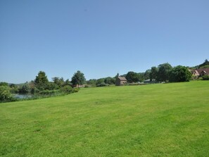 Property grounds - 4 Bed in Worcester (oc-75601) (Halmond's Frome)