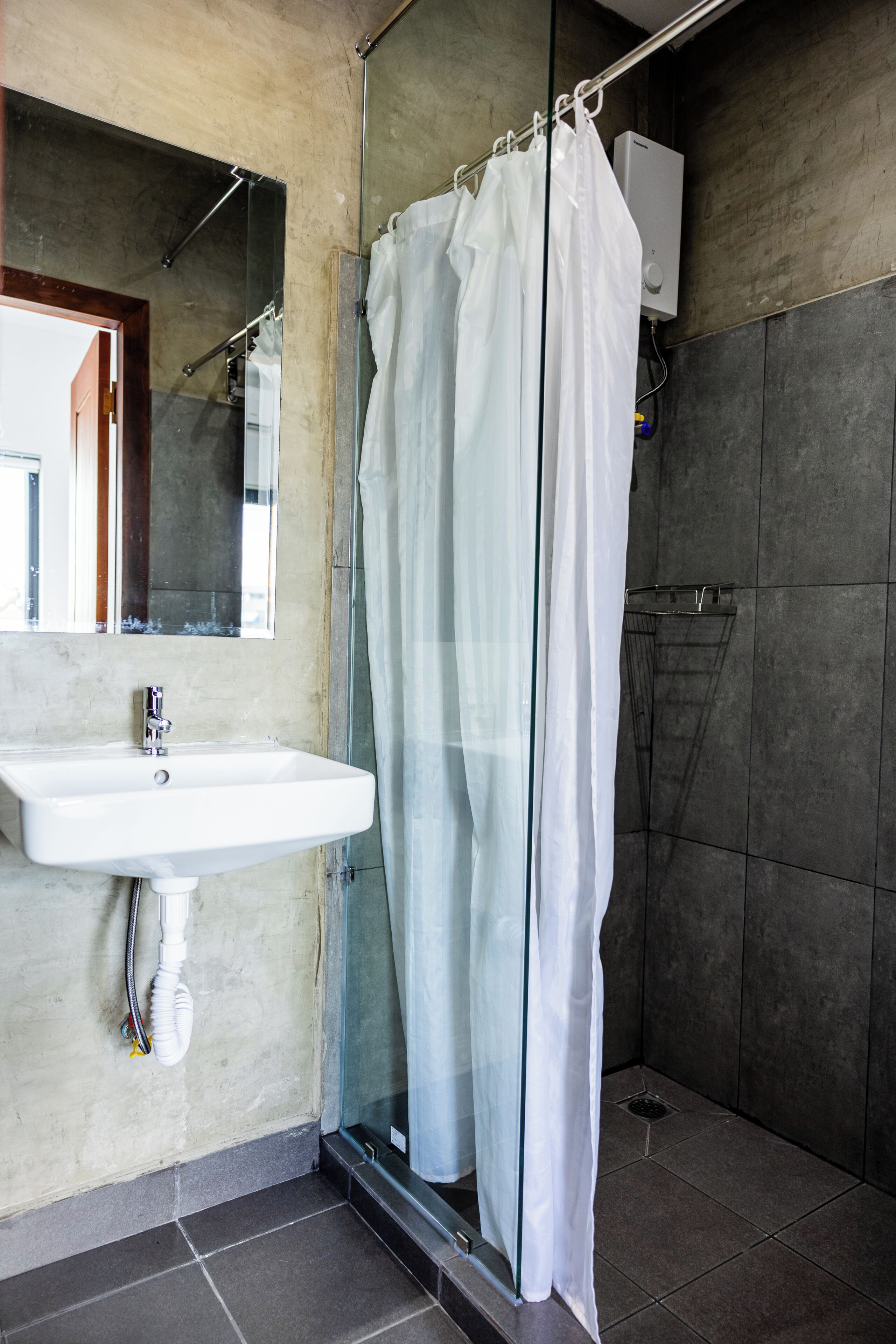 Chambre Double Standard, vue jardin | Salle de bain | Articles de toilette gratuits, serviettes fournies, savon, shampoing