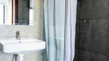 Chambre Double Standard, vue jardin | Salle de bain | Articles de toilette gratuits, serviettes fournies, savon, shampoing