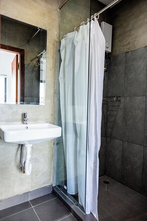 Chambre Double Standard, vue jardin | Salle de bain | Articles de toilette gratuits, serviettes fournies, savon, shampoing