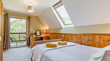 3 bedrooms, travel cot, free WiFi, bed sheets