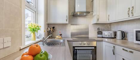 Oven, dishwasher, cookware/dishes/utensils