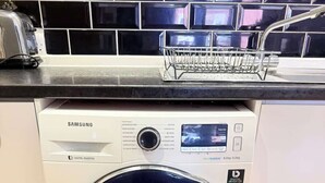 En Samsung digital inverter vaskemaskine med kontrolpanel, digitalt display og en frontåbning.
