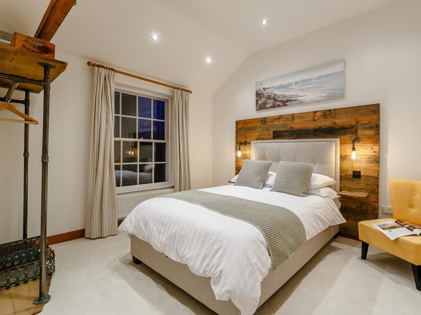 2 bedrooms, travel cot, free WiFi, bed sheets