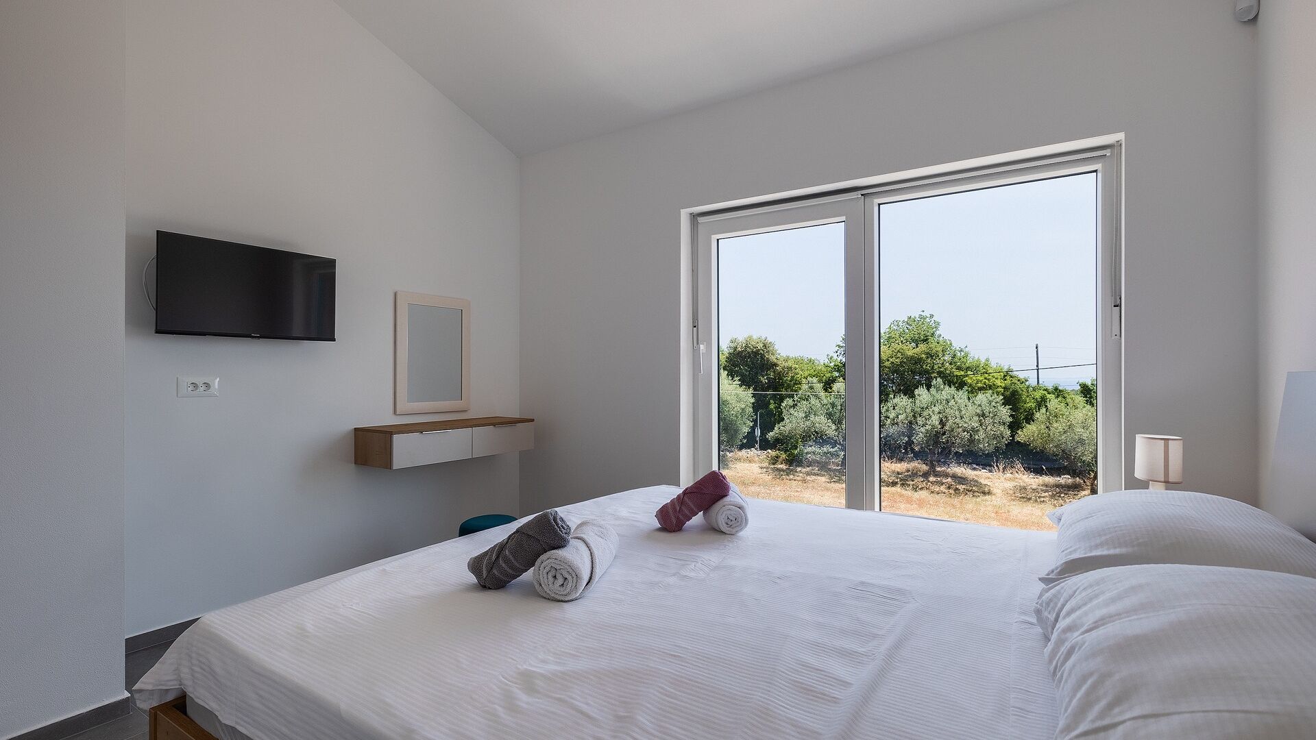 3 bedrooms, iron/ironing board, WiFi (free), bed sheets