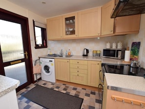 Microwave, oven, cookware/dishes/utensils - 2 Bed in Newton Stewart (oc-77880) (Isle of Whithorn)