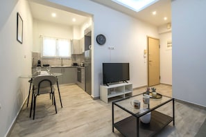Coffee/tea maker, fridge, oven, stovetop - Athens Urban Nest in the center of Athens (Athina)