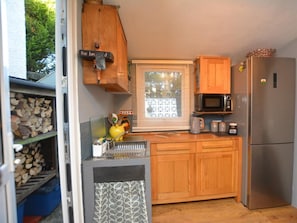 Microwave, oven, cookware/dishes/utensils - 1 Bed in Caernarfon (oc-77891) (Llanaelhaearn)