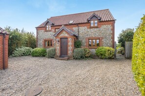 Unclassified image, 3 of 30, button - 4 Bed in Melton Constable (oc-77924) (Briston)