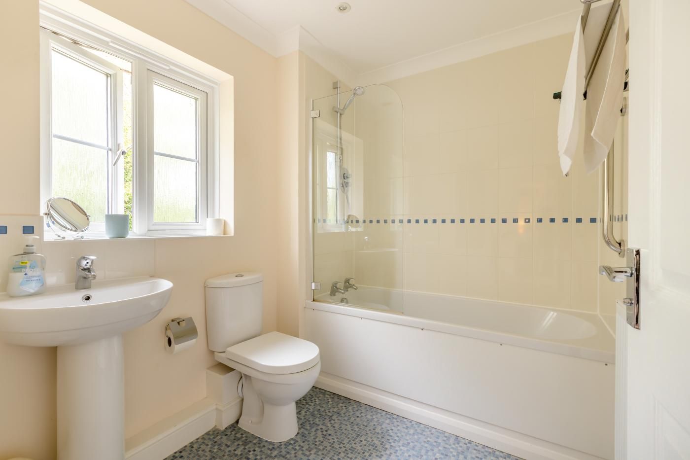 Een badkamer met een wastafel, toilet en bad.