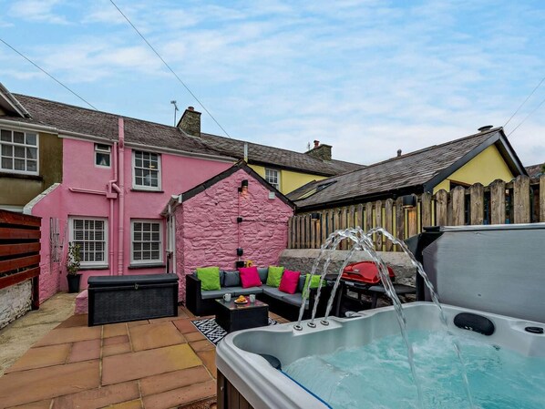 Terrace/patio - 3 Bed in Aberaeron (oc-77951) (Aberaeron)