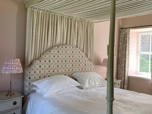 Tabla de planchar con plancha, wifi gratis y ropa de cama 