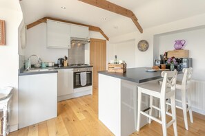 Microwave, oven, highchair, cookware/dishes/utensils - 1 Bed in Penzance (oc-78517) (Newlyn)
