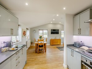 Oven, dishwasher, cookware/dishes/utensils - 2 Bed in Derby (oc-78582) (Stanton by Bridge)