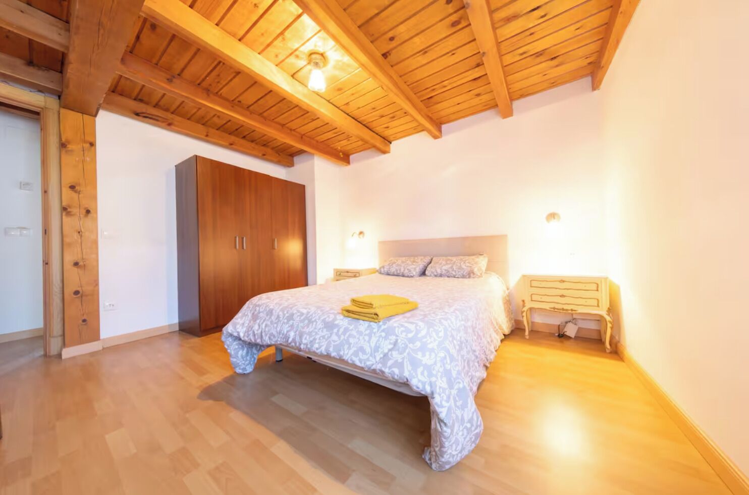 5 chambres, fer et planche à repasser, Wi-Fi, draps fournis
