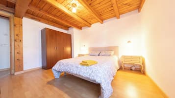 5 chambres, fer et planche à repasser, Wi-Fi, draps fournis
