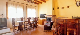 ANCLA Country House: Ideal for families, with a barbecue, outdoor space, and a game room