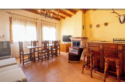 ANCLA Country House: Ideal for families, with a barbecue, outdoor space, and a game room