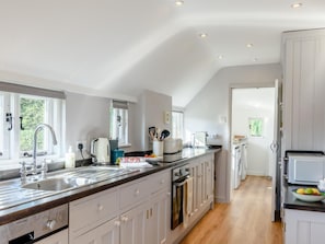 Oven, dishwasher, highchair, cookware/dishes/utensils - 3 Bed in Battle (oc-78651) (Netherfield)