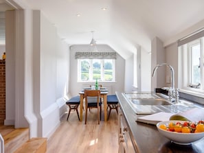 Oven, dishwasher, highchair, cookware/dishes/utensils - 3 Bed in Battle (oc-78651) (Netherfield)