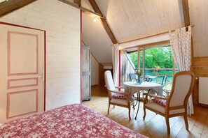 Room - Holiday Home “La Paysanne - Gîte” with Shared Garden and Wi-Fi (Saint-Donan)