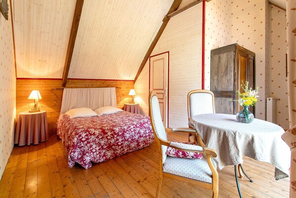 Room - Holiday Home “La Paysanne - Gîte” with Shared Garden and Wi-Fi (Saint-Donan)