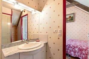 Bathroom - Holiday Home “La Paysanne - Gîte” with Shared Garden and Wi-Fi (Saint-Donan)