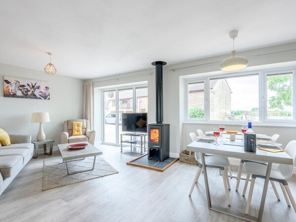 Living area - 2 Bed in Newent (oc-78696) (Clifford's Mesne)