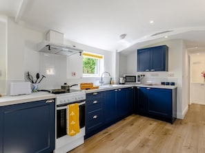 Oven, cookware/dishes/utensils