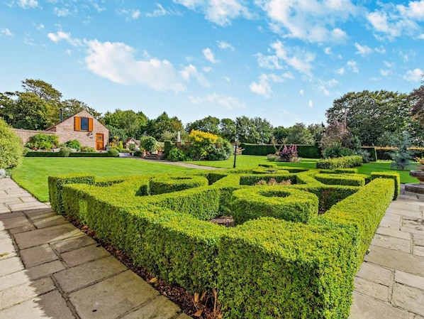 Property grounds - 2 Bed in Driffield (oc-79280) (Wold Newton)