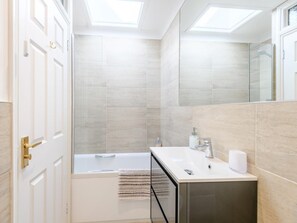 Bathroom - 1 Bed in Lymington (oc-79332) (Milford on Sea)