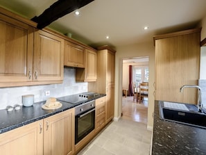 Oven, highchair, cookware/dishes/utensils - 2 Bed in Torrington (oc-79483) (Langtree)