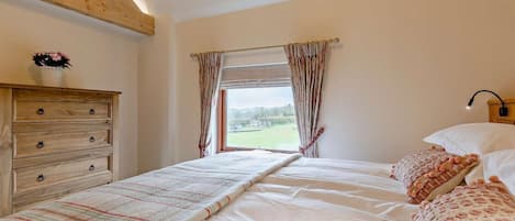 5 bedrooms, travel crib, WiFi (free), bed sheets