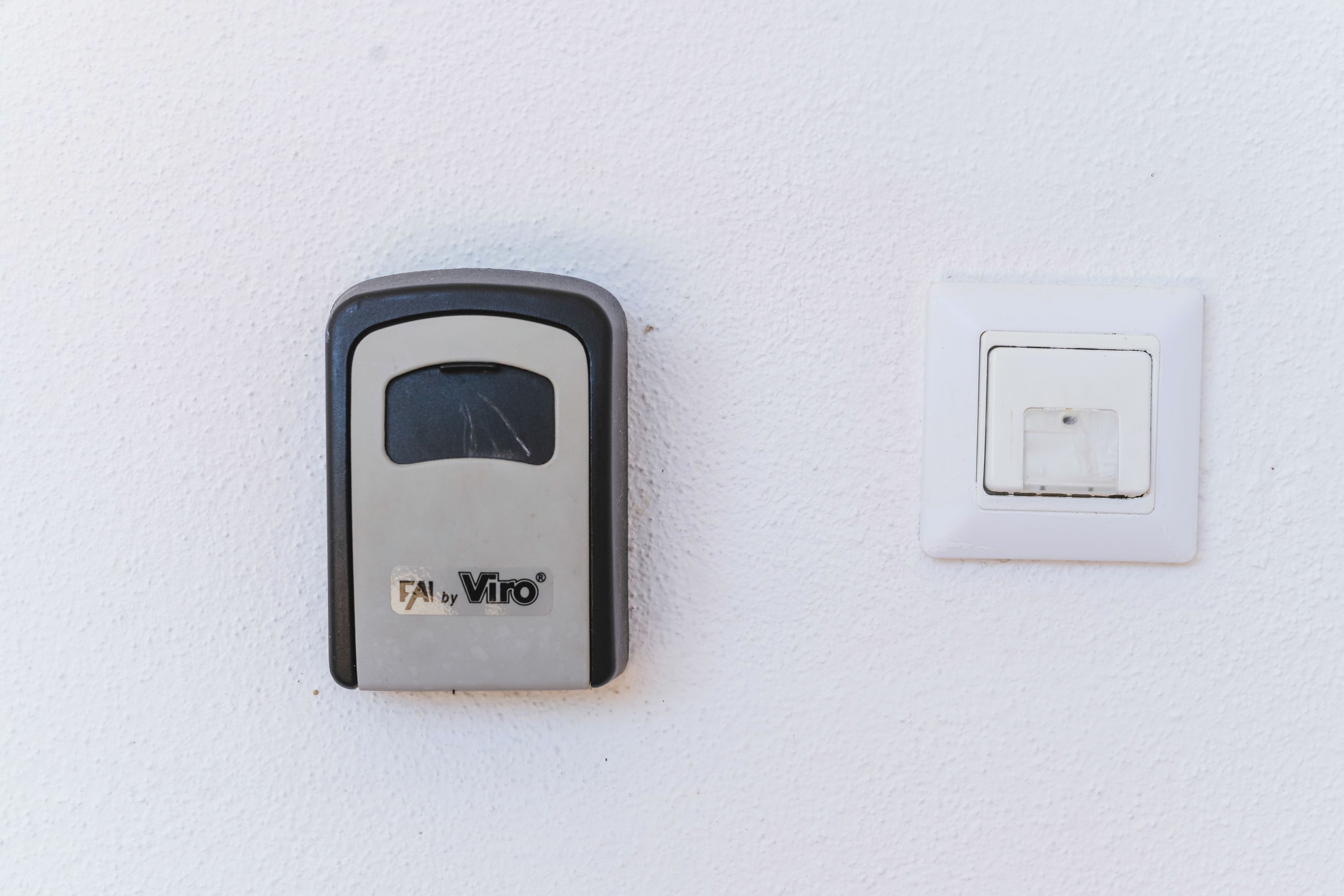 Un portero automático instalado en la pared y un interruptor eléctrico estándar.