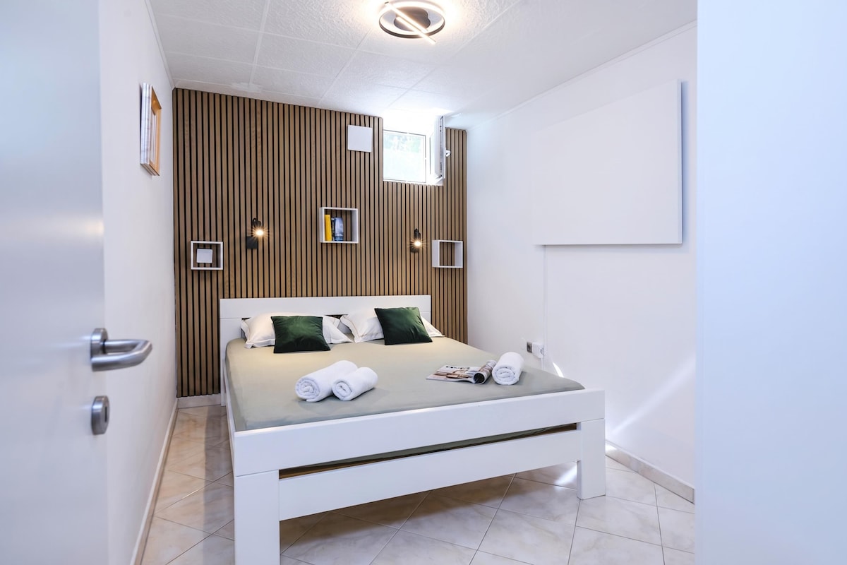 Family Apartment, 2 Bedrooms, Air conditioning (Gaja 2 Bdr Apt w Shared Jacuzzi &)