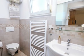 Family Studio, Air conditioning (Studio Nik Garden & Jacuzzi near) | Bathroom - Villa Bazilika (Piran)